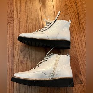 Naturalizer front zip bootie beige crocodile print black soul 7.5M